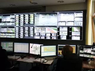 Strażnik miejski podczas obługi systemu minitoringu - fot. archiwum