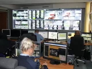 Strażnicy miejscy podczas obługi systemu minitoringu -fot.archiwum