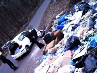 Dwaj mężczyźni pozbywający się w nielegalny sposób starych opon