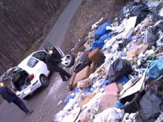 Dwaj mężczyźni pozbywający się w nielegalny sposób starych opon