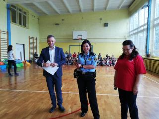 Udział w konkursie zorganizowanym przez Miejskie Przedszkole nr 51 pn. Bezpieczne wakacje nad wodą”. Strażnicy zasiedli w komisji konkursowej. Ponadto przeprowadzili krótką pogadankę na temat bezpieczeństwa w wakacje