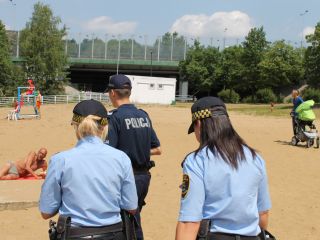 Strażniczki miejskie i policjant podczas akcji profilaktycznej na kąpielisku Trzy Stawy w Katowicach