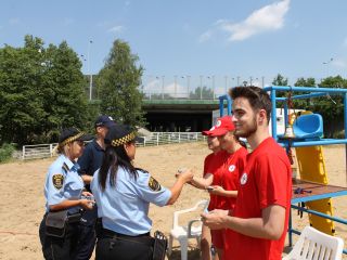 Strażniczki miejskie i policjant podczas akcji profilaktycznej na kąpielisku Trzy Stawy w Katowicach