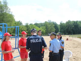 Strażniczki miejskie i policjant podczas akcji profilaktycznej na kąpielisku Trzy Stawy w Katowicach