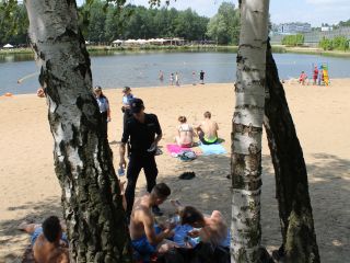 Strażniczki miejskie i policjant podczas akcji profilaktycznej na kąpielisku Trzy Stawy w Katowicach