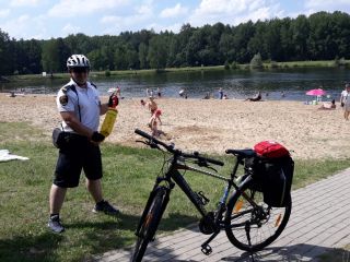 Patrol rowerowy podczas kontroli miejsc letniego wypoczynku 