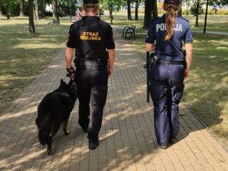 Patrol pieszy w parku miejskim 