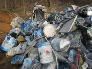Beczki z lakierami wyrzucone przy ulicy Budowlanej w Katowicach