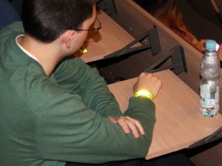 Student z załozoną na ręce opaską odblaskową 