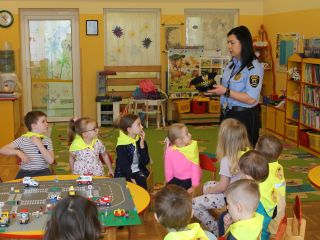 Strażniczka miejska podczas spotkania z przedszkolakami