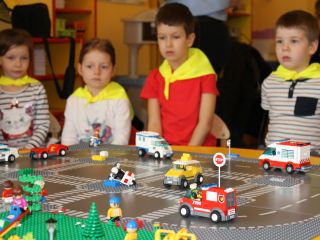 Strażniczka miejska podczas spotkania z przedszkolakami