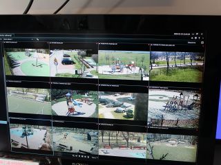 Obraz-siatka z kamer monitorujących place zabaw