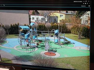 Obraz z kamery monitorującej plac zabaw