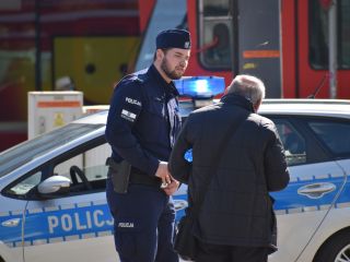 Policjant podczas romowy z pieszym