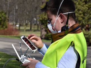 Obsługujący pojazd dowodzenia racowni firmy Flytronic