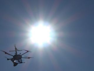 Dron z zamontowaną kamera i głośnikiem