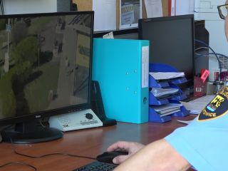 Dyżurny straży miejskiej obserwuje obraz przesyłany z drona