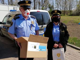 RAZEM MOŻEMY WIĘCEJ  Strażnicy Miejscy mł. str. Małgorzata Dołbecka i st. insp. Robert Podhalicz