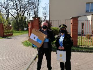 RAZEM MOŻEMY WIĘCEJ Strażnicy Miejscy mł. str. Małgorzata Dołbecka i st. insp. Robert Podhalicz