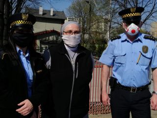 RAZEM MOŻEMY WIĘCEJ ks.  Krzysztof Nieciąg i Strażnicy Miejscy mł. str. Małgorzata Dołbecka i st. insp. Robert Podhalicz