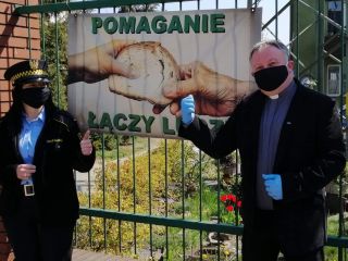 RAZEM MOŻEMY WIĘCEJ ks.  Krzysztof Nieciąg i str. Małgorzata Dołbecka i st. insp. Robert Podhalicz
