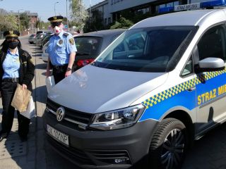 RAZEM MOŻEMY WIĘCEJ Strażnicy Miejscy mł. str. Małgorzata Dołbecka i st. insp. Robert Podhalicz