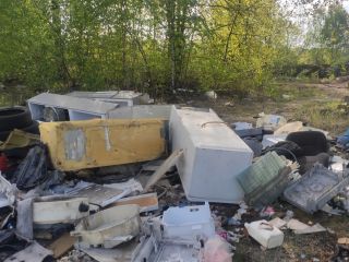 Wyrzucone w rejonie Alei Roździeńskiego lodówki