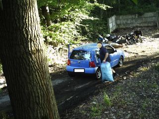 Mężczyzna wyrzucający śmieci w lesie