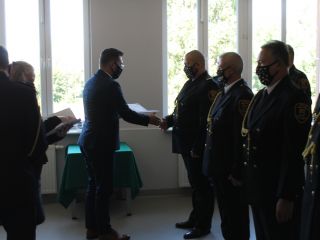 Prezydent Katowic dr Marcin Krupa wręcza nagrodę strażnikowi miejskiemu