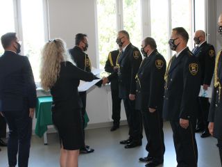 Komendant Straży Miejskiej w Katowicach podczas wyróżniania strażnika miejskiego