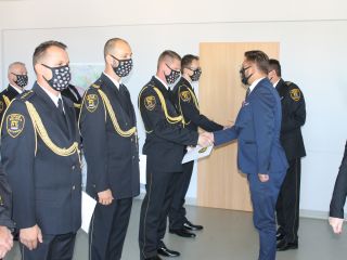 Uroczysta zbórka z okazji Dnia Straży Miejskiej w Katowicach - Prazydent Katowic wręcza nagrodę straznikowi miejskiemu