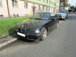 Auto retro, które trafiło na parking strzeżony