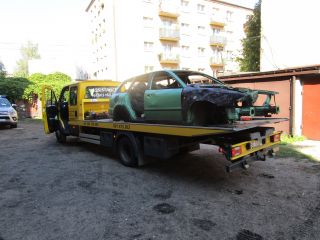 Auto retro, które trafiło na parking strzeżony