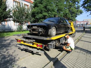 Auto retro, które trafiło na parking strzeżony