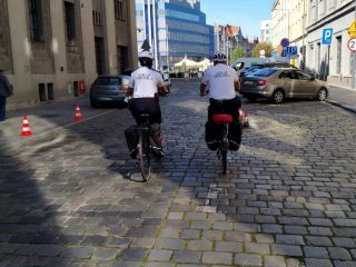 Strażnicy miejscy jadący na elektrycznych rowerach