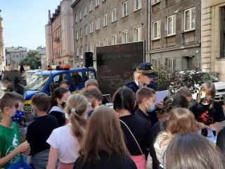 Strażniczka miejska i dzieci podczas rozmowyasd