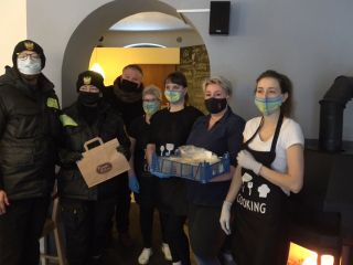 Strażnicy miejscy, zespół restauracji Pierogi Babuni oraz ksiądz Krzysztof Nieciąg z przygotowanymi posiłkami
