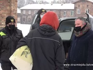 Przekazywanie ubrań bezdomnemu przez strażników miejskich