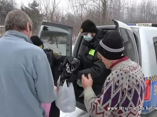 Przekazywanie darów bezdomnym