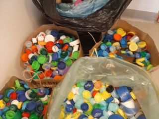Nakrętki plastikowe zebrane przez strażników miejskich