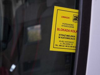 Informacja dla kierującego o założeniu blokady na koło samochodu