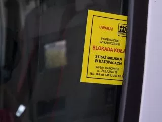 Informacja dla kierującego o założeniu blokady na koło samochodu