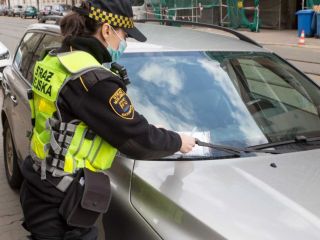 Strażnicza miejska pozostawia wezwanie w związku z popełnionym wykroczeniem
