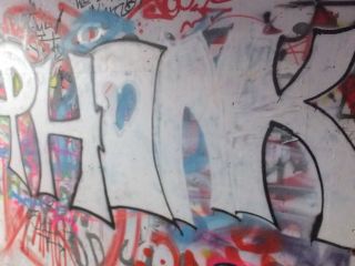 Uszkodzona przez graficiarzy elewacja tunelu