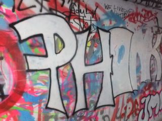 Uszkodzona przez graficiarzy elewacja tunelu