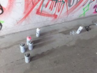 Uszkodzona przez graficiarzy elewacja tunelu