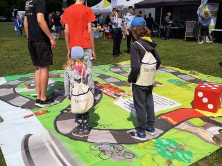 Strażnicy miejscy podczas pikniku  Ekoodpowiedzialnie 2022
