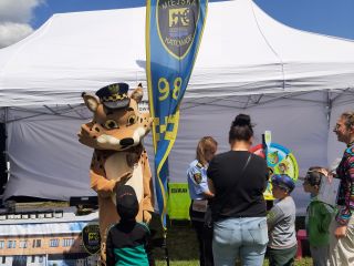 Strażnicy miejscy podczas pikniku  Ekoodpowiedzialnie 2022