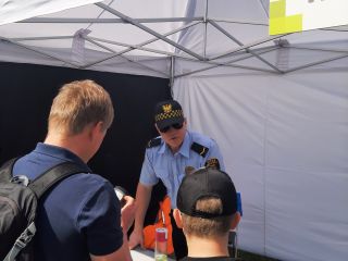 Strażnicy miejscy podczas pikniku  Ekoodpowiedzialnie 2022
