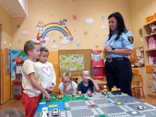 Przedszkolaki podczas spotkania ze strażniczką miejską